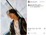 窓際で笑顔を見せる佐野岳のInstagram投稿