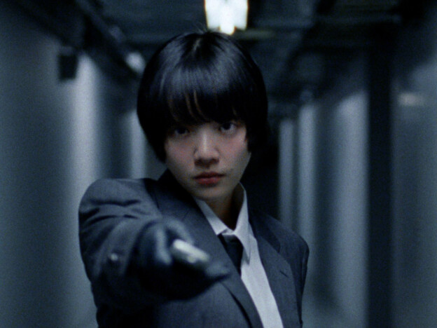 あいみょん、初のベストアルバムSPムービーでタモリとコラボ 女スパイ姿で“唇”を追う映像に