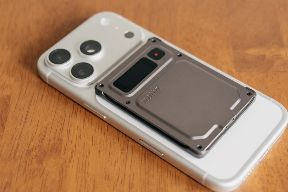 プラケースに入れた状態でスマホの背面に装着