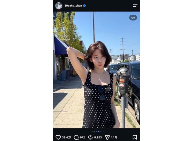 LE SSERAFIM SAKURA、ピンクヘアから黒髪ボブにイメチェン　肩出しワンピ姿のLA散歩ショットに「可愛いすぎ！」