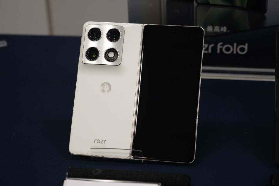 Motorola 折りたたみスマホ