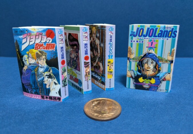 豆本カプセルトイ、なぜ続々登場? 『ジョジョ』豆本にみる“小さな書物”ならではの魅力