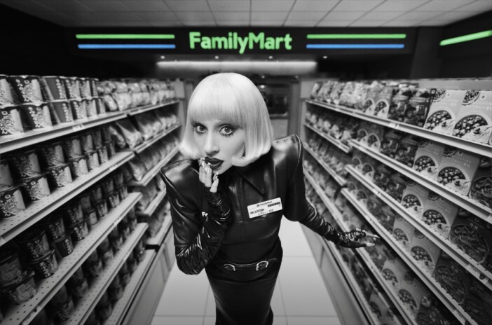 レディー・ガガ、ファミリーマートのバイト募集CMで店舗スタッフに モードな世界観とコンビニが融合