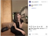 生見愛瑠公式Instagramの投稿画面。黒のコーディネートでソファに座る姿