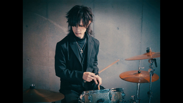 「The Messy-Haired Grimalkin」MVより