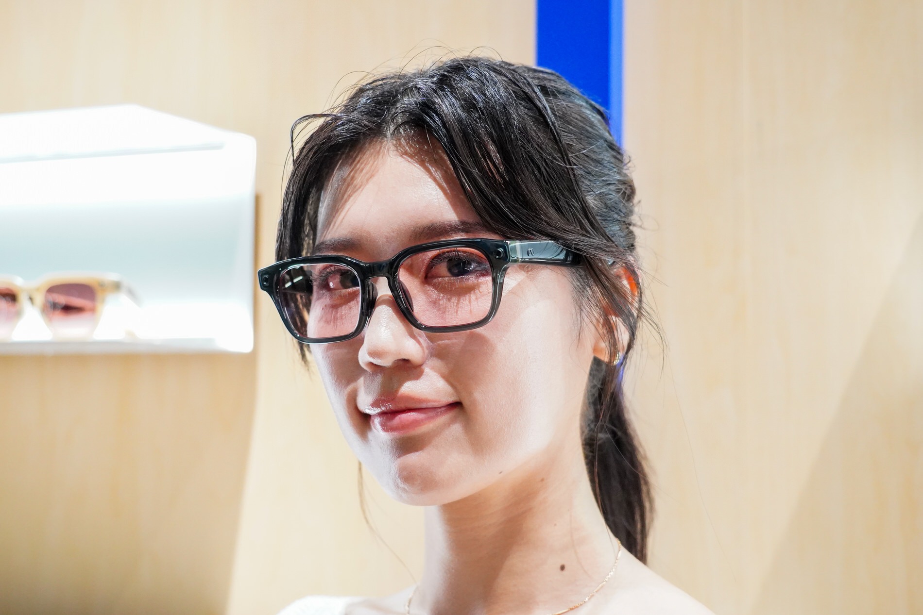 『Meta Glasses Adventurer LISA Edition』装着している様子
