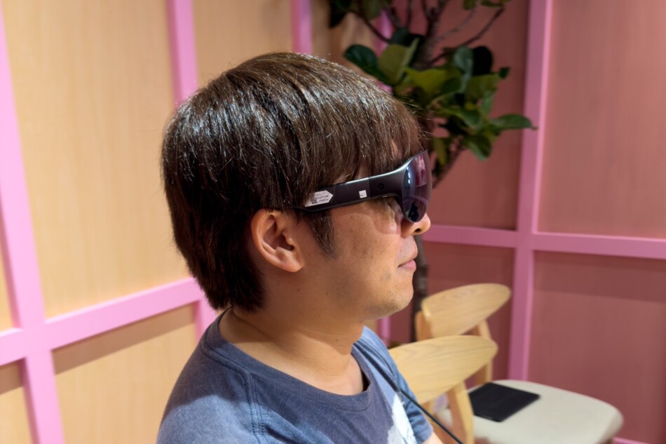 Meta VR Glasses 装着している様子 側面