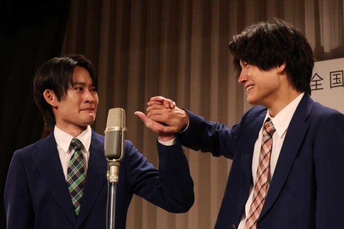 『もうええわ』佐野晶哉×山時聡真が熱く手を取り合う新場面写真　平岩紙ら新キャストも