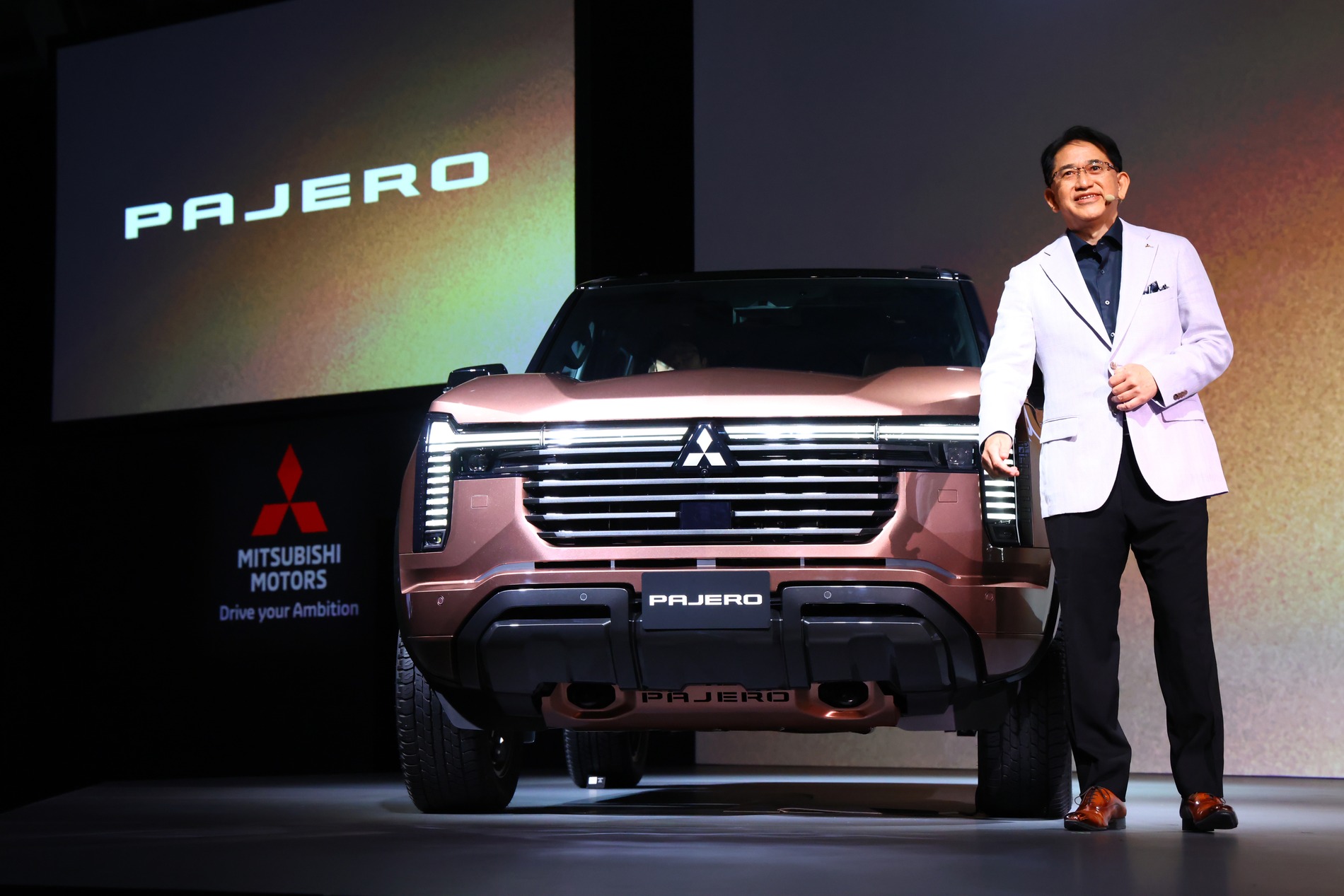ステージに登壇する三菱自動車代表執行役社長兼COOの岸浦恵介氏
