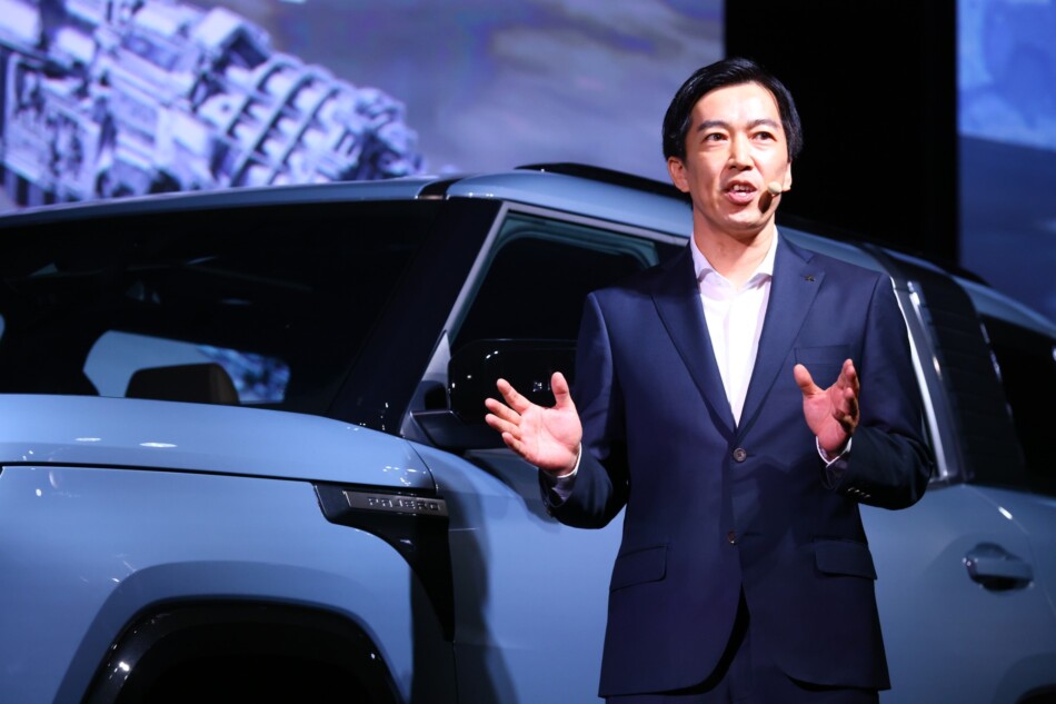 ステージに登壇する板垣邦彦氏