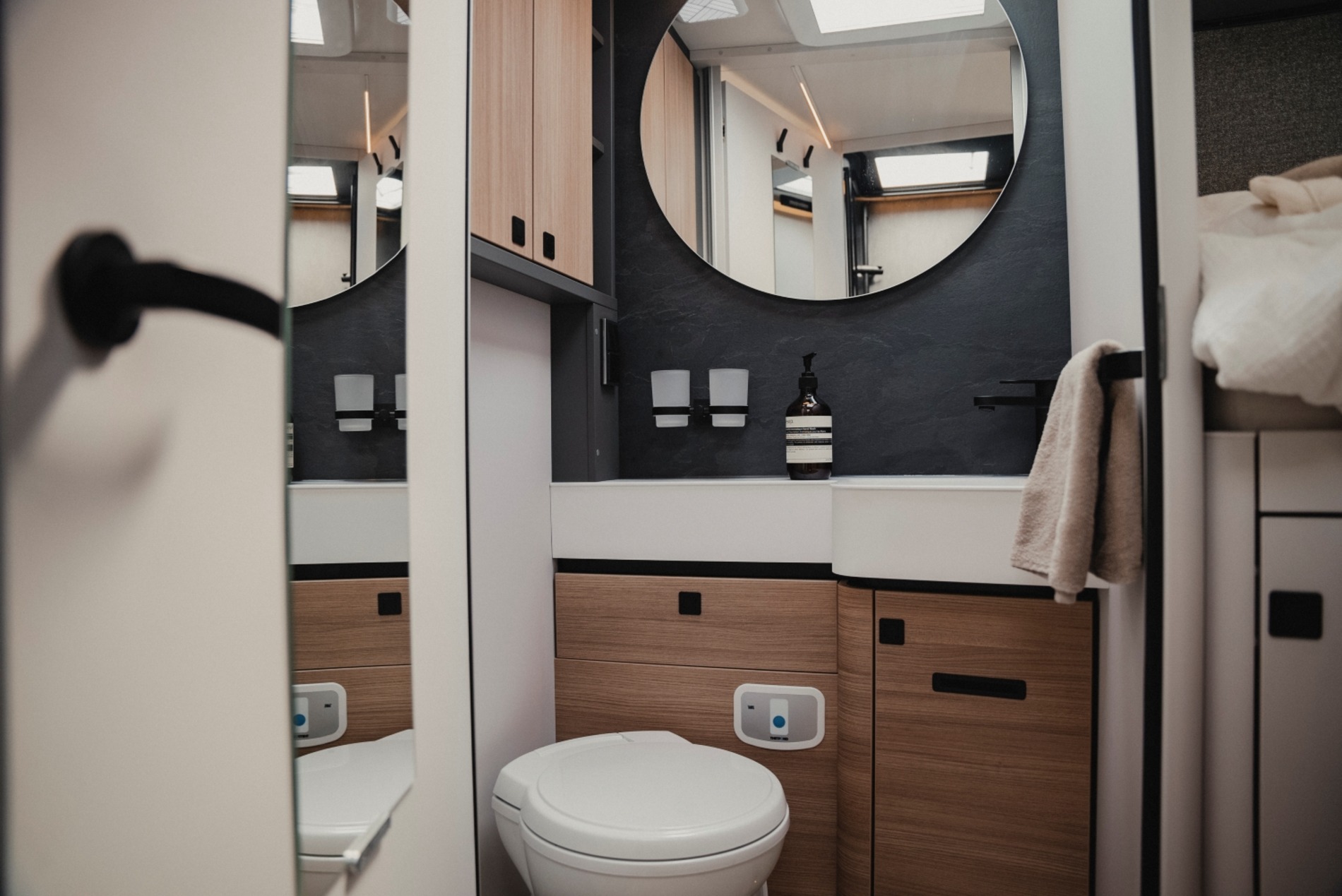 HYMER「B-MC」2台を限定販売の画像