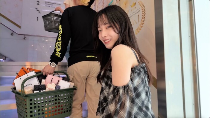 ヒカルと交際中の日プ女子・加藤神楽、妹に30万超えの家具をプレゼント 高額会計に「マジで高い」