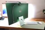 電源ケーブルをマグネットを貼り付けている様子
