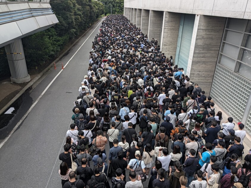 TGS2026一般公開日初日朝9時頃のHall8の外の一般チケットの行列