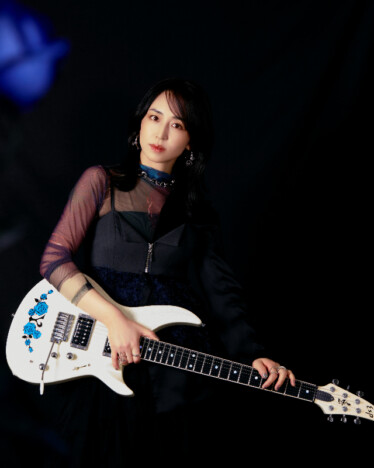 ギタリスト Yuki、初のソロアルバム『Blue Rose』リリース　相川七瀬がゲストボーカル参加も