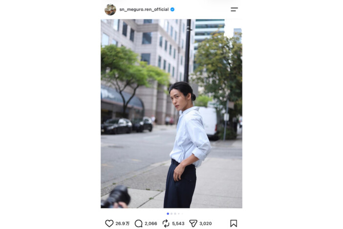 Snow Man 目黒蓮、お団子ヘアでカナダの街並みに佇むオフショット 「どこの美人かと思ったら」「横顔が綺麗すぎ」