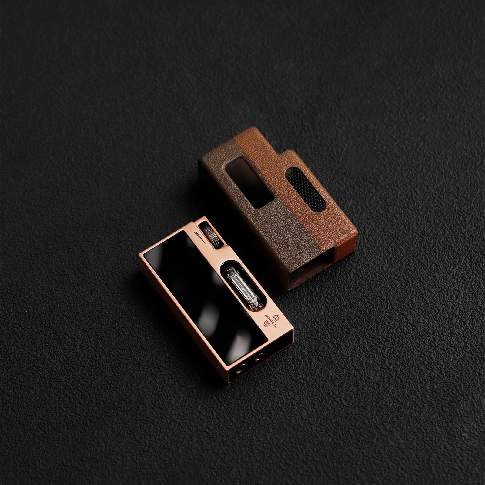『UA7 CASE Brown』追加カラー　本体と並べている様子