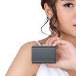 PowerCube 20000 45Wを持っている様子