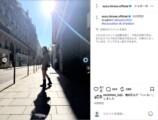 パリの路上でカメラの方を振り向く広瀬すず