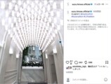 天井から多数の白い照明が下がる空間