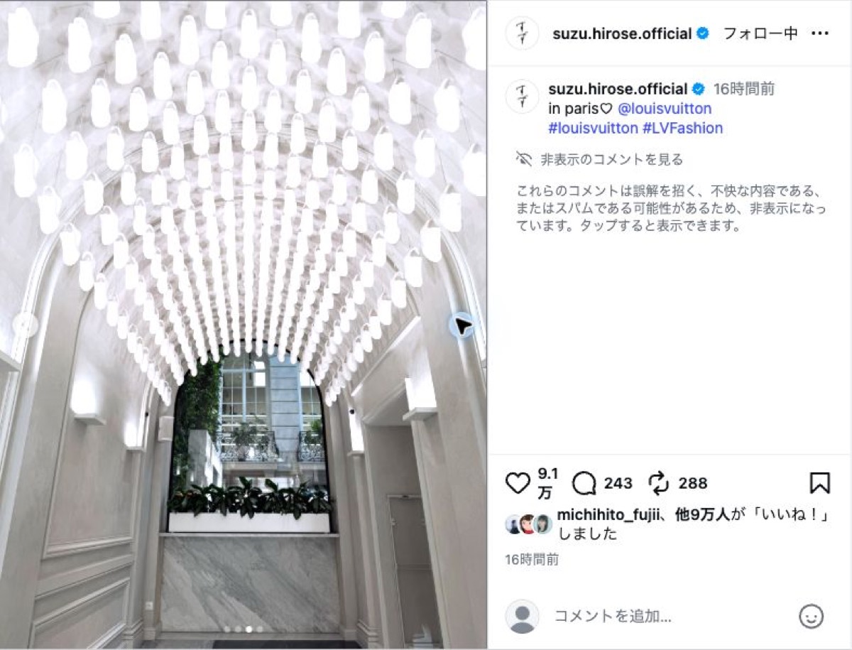 天井から多数の白い照明が下がる空間