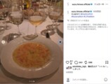 料理とグラスが並ぶテーブル