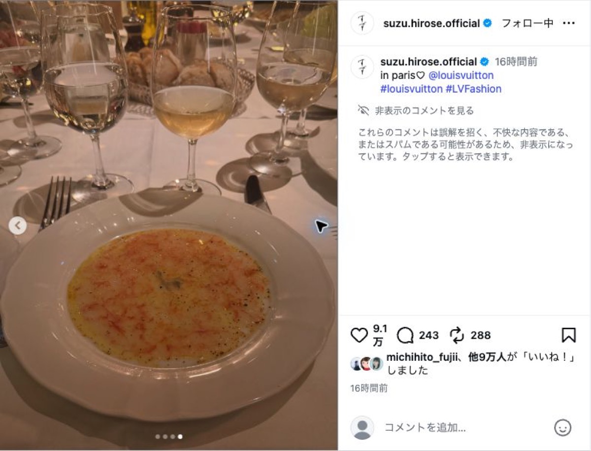 料理とグラスが並ぶテーブル