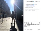 パリの街でミニスカートとブーツ姿を見せる広瀬すず