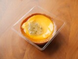 中央に刻みピクルス。レモン、クリームチーズ、ピクルスと、性格の違う3つの酸味が1つのタルトに重なる