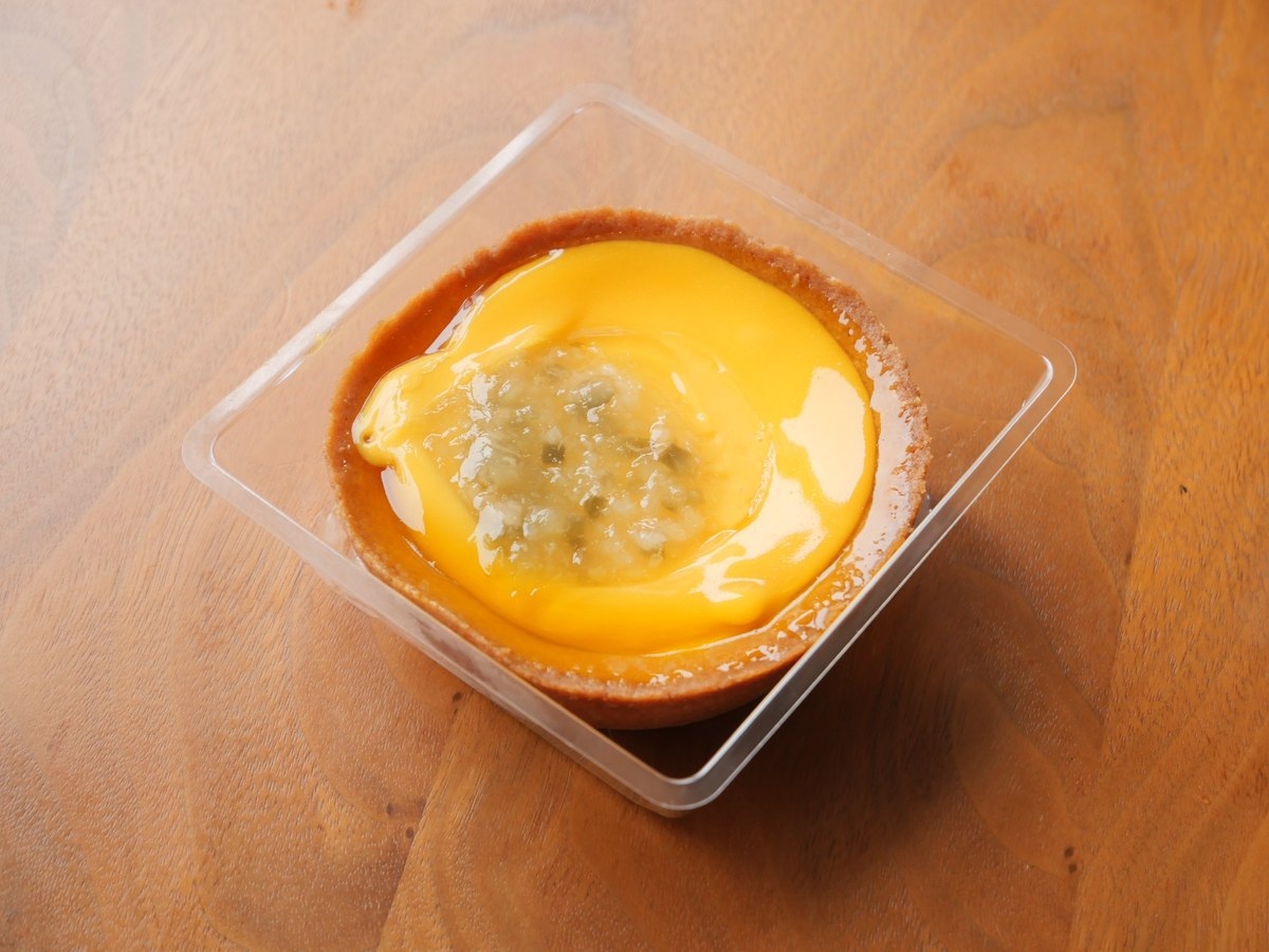 中央に刻みピクルス。レモン、クリームチーズ、ピクルスと、性格の違う3つの酸味が1つのタルトに重なる