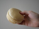 見た目はシンプルな丸パンの「酒種あんバターヨーグルトパン」