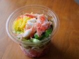 カニカマやオクラが彩りよく並ぶ。7種類の具材とビーフンを、白だし仕立ての和風ジュレで味わう