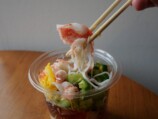全体を混ぜて食べるのが前提だ。サラダのシャキシャキとした食感とビーフン、ジュレがよく合う