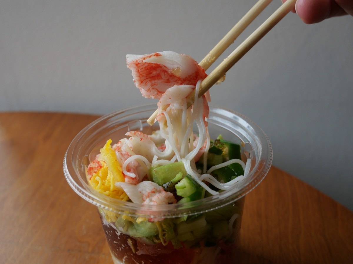 全体を混ぜて食べるのが前提だ。サラダのシャキシャキとした食感とビーフン、ジュレがよく合う