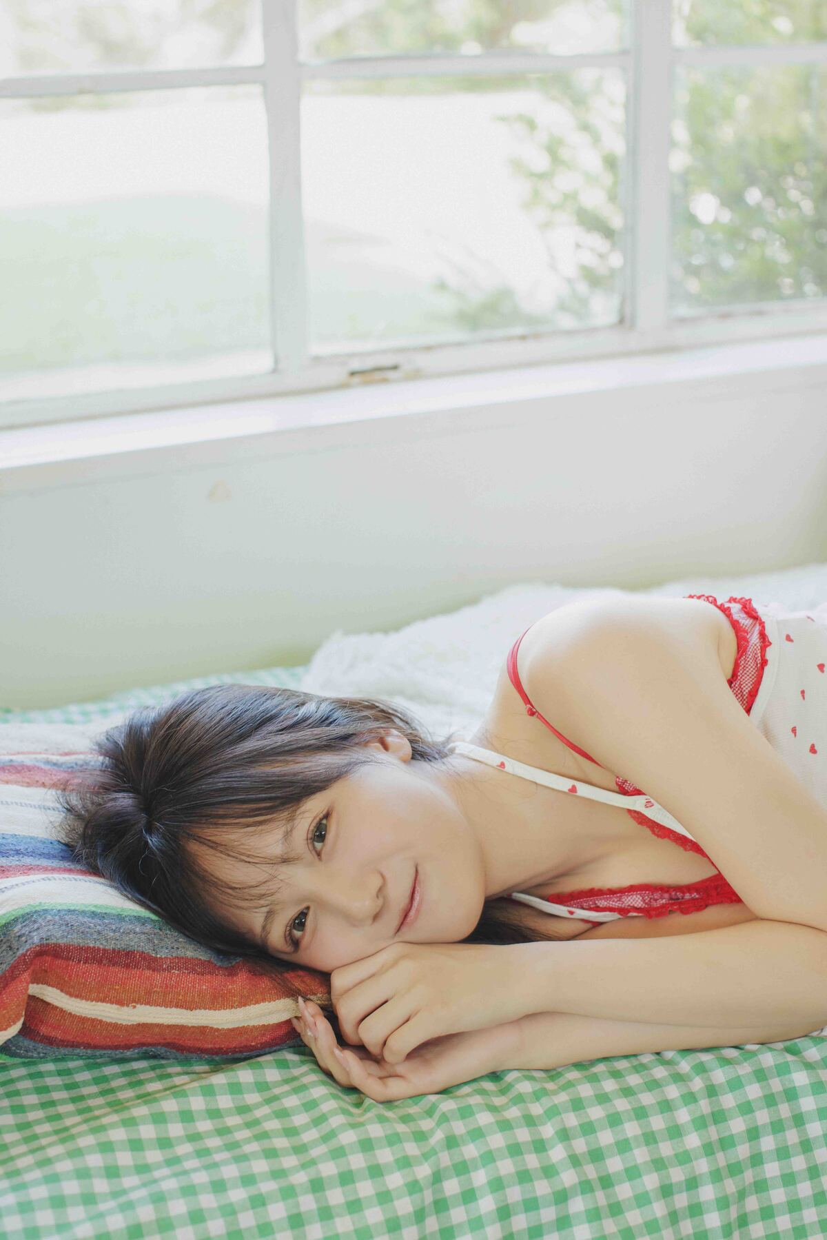 麻丘真央、卒業記念写真集『ニジの向こう』の画像