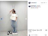 清野菜名が身長計に立ち、白シャツとデニム姿でポーズをとる