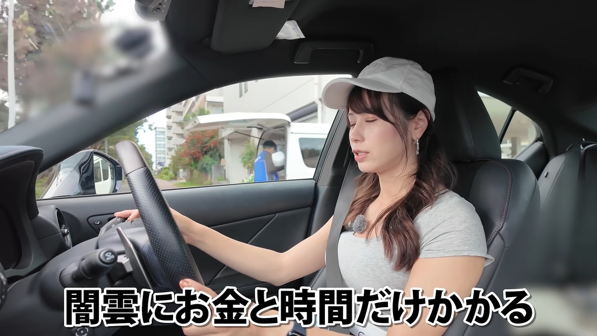 釣りへ向かう車内で愛車の近況を語るあま猫
