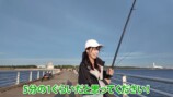 泳がせ釣りで竿を持ち、リールを巻くあま猫