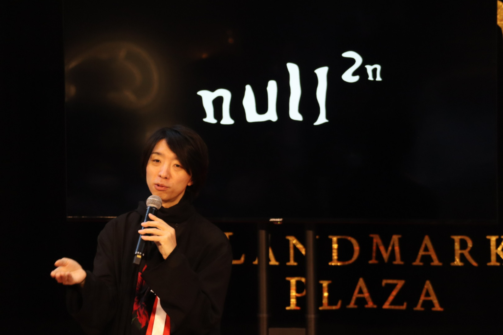 null²ⁿのオープニングセレモニーで質問に答える落合氏