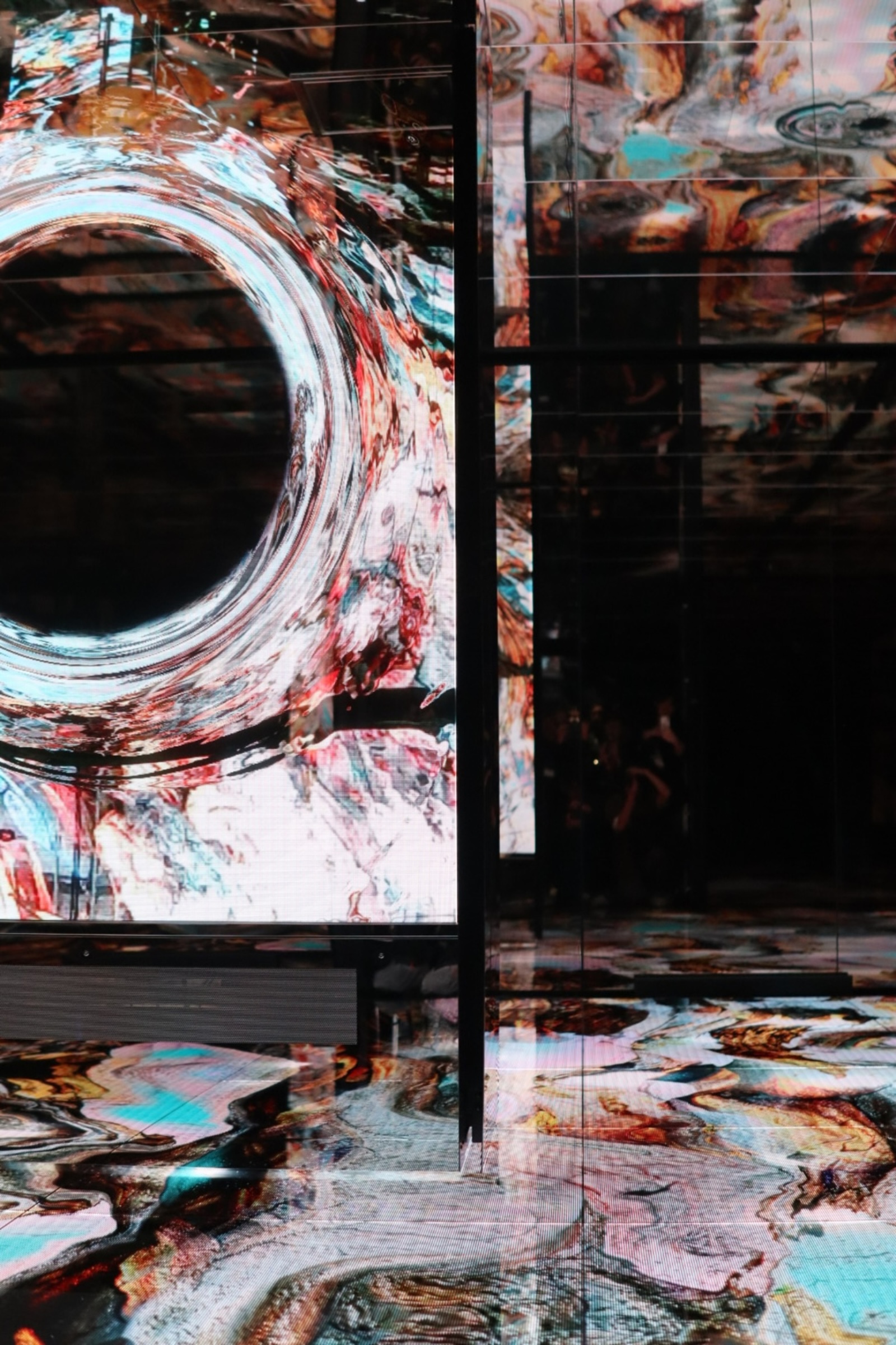 壱の間／FIRST ROOM　さよならホモサピエンス（Goodbye, Homo sapiens） 戸惑う BEWILDER ―「意味が分からないまま、何かを置いていく。」