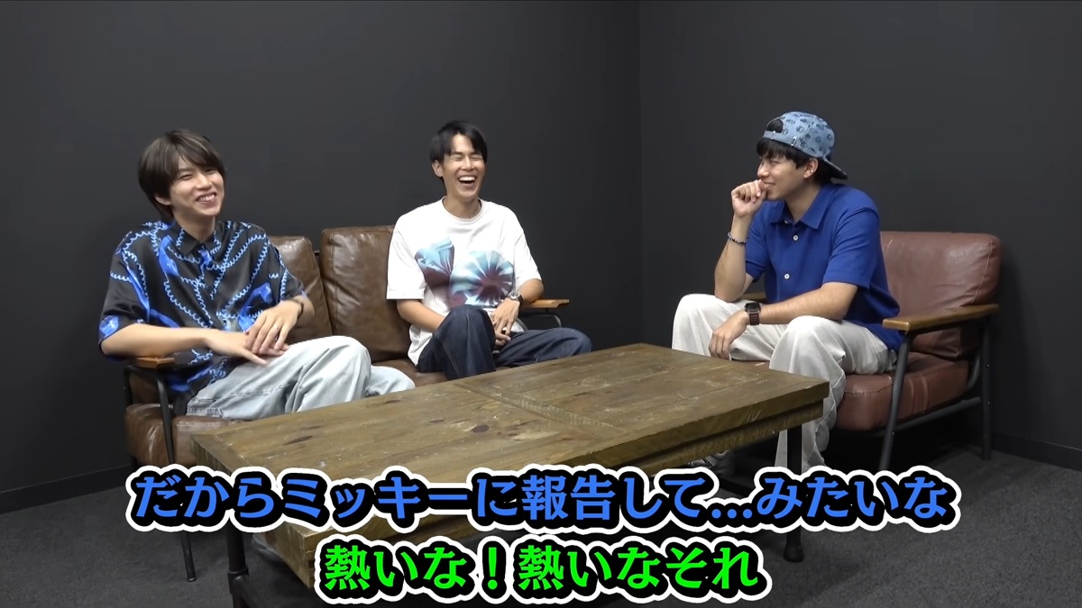 プロポーズの思い出を笑顔で語る