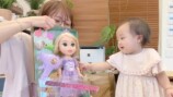 人形へ手を伸ばす夢空ちゃん