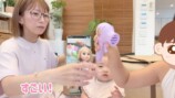 付属のドライヤーを見せる辻希美