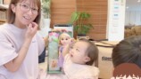 人形を見ながら遊ぶ夢空ちゃん