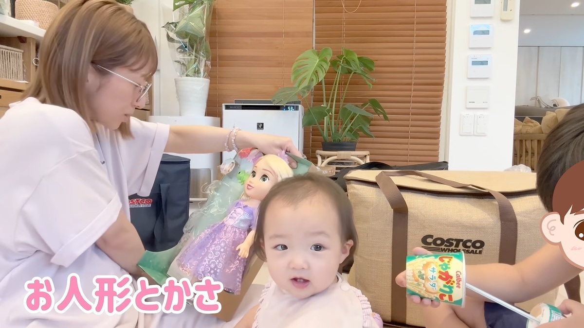 人形の開封を待つ夢空ちゃん