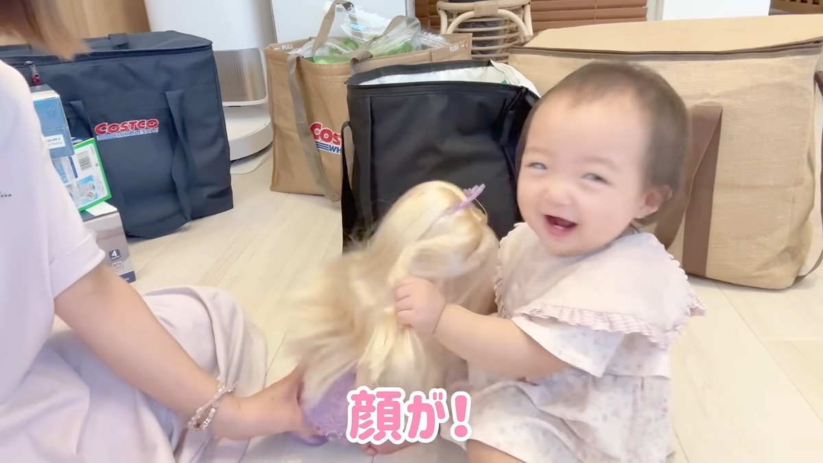 人形を手に笑顔を見せる夢空ちゃん