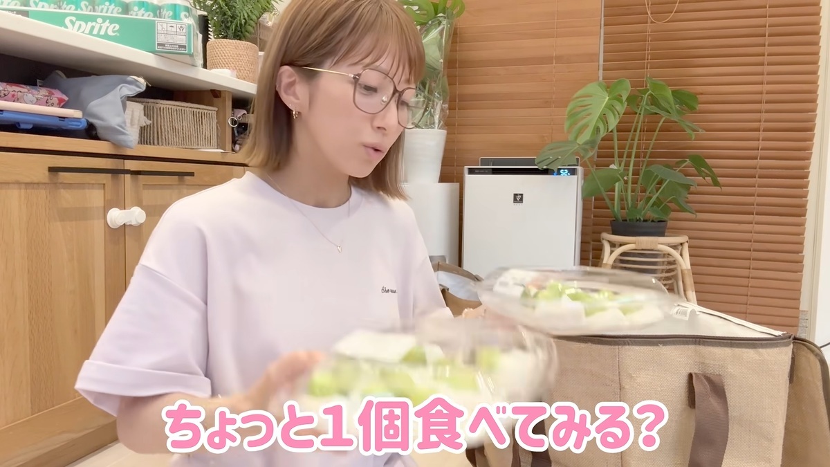 シャインマスカット大福を試食する辻希美