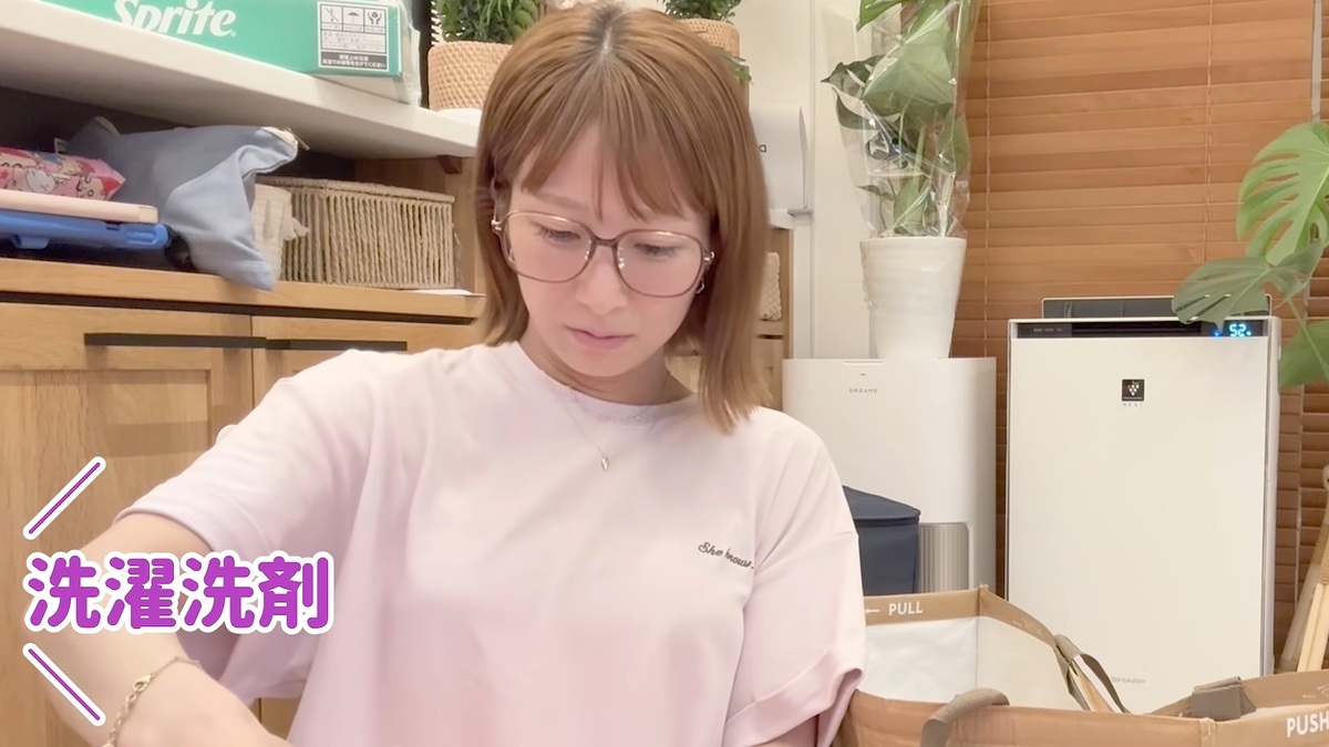 洗濯洗剤を確認する辻希美