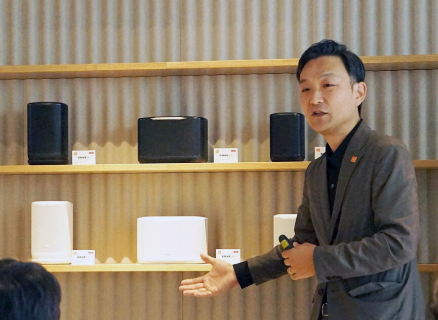 ハーマンインターナショナル マーケティング部 シニアマネージャーの濱田直樹氏がCOVEについて説明してくれた。写真奥がCOVEシリーズで、左から『COVE P1』『COVE X1』『COVE M1』