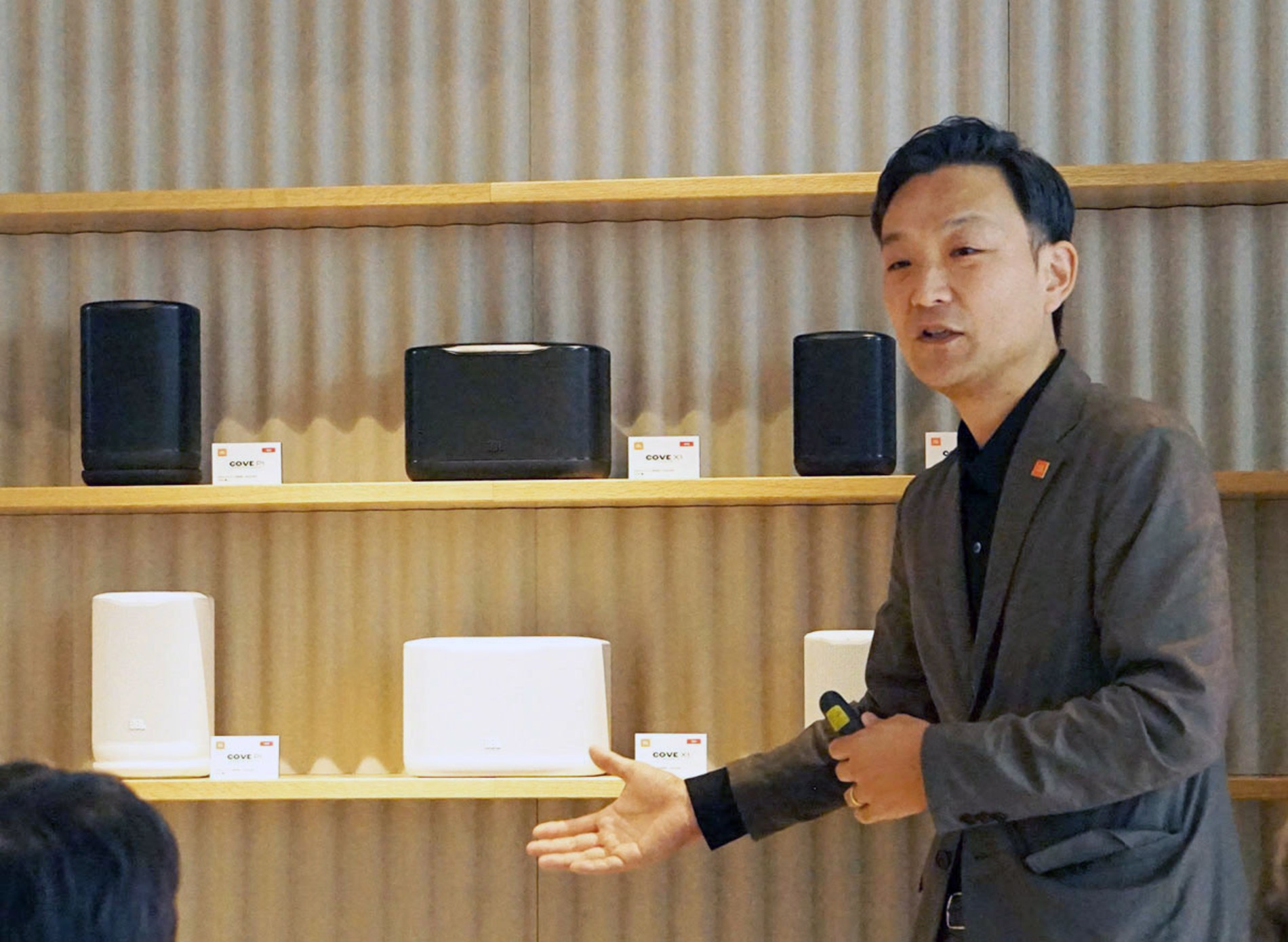 ハーマンインターナショナル マーケティング部 シニアマネージャーの濱田直樹氏がCOVEについて説明してくれた。写真奥がCOVEシリーズで、左から『COVE P1』『COVE X1』『COVE M1』